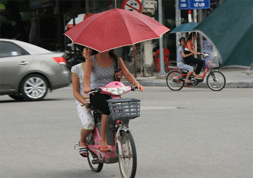 Sử dụng ô (dù) khi tham gia giao thông 2021 phạt bao nhiêu?