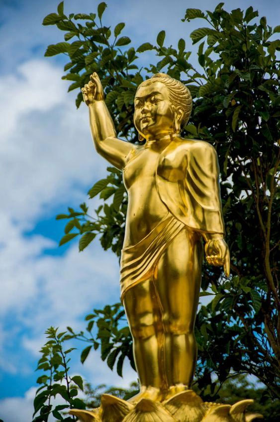 Tượng Đức Phật Đản Sanh được đúc bằng đồng